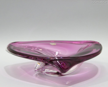 Cristal belga caracterizado por su gran calidad y transparencia debido a su alto contenido en plomo. Muy pesado.
Color rosa.
Firmado al buril en la base y etiqueta de origen.